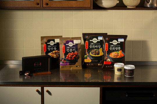 식품업계가 패션 플랫폼과 협업에 나서고 있다. <CJ제일제당 제공>